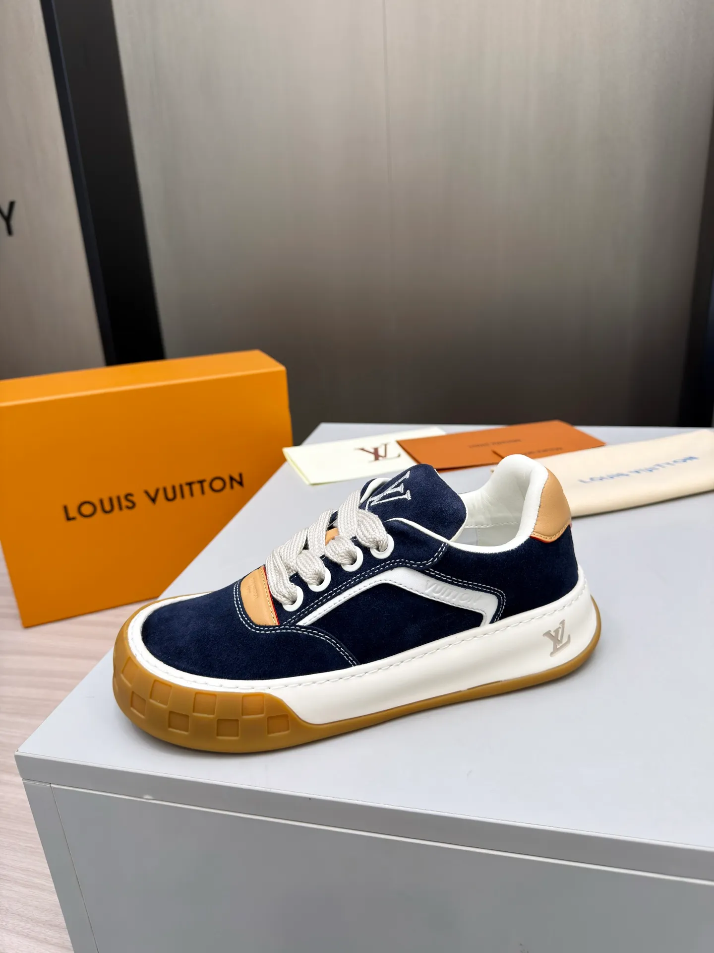 Men's men's shoes pP640! Top version LV-Louis Vuitton-classic catwalk new style, empty glue process·original 1:1 development and reproduction! ! The upper foot is very comfortable. It is made of luxurious materials and fine workmanship. The midsole is printed with English letters "Made in Europe". The upper is made of calfskin imported from Italy. The side is decorated with the brand's LOGO and signature. The latest latex foot pads and mesh lining make the foot feel super comfortable. The original two-color TPU combination outsole is specially provided by the original factory. Bag technology Goodyear stitched edges Fabric: Exclusive custom first-layer cowhide Accessories: Exclusive private model Vuitton logo, lining: Customized silk mesh lining - first-layer silk cowhide lining Outsole: TPU combination outsole wear-resistant, non-slip and anti-yellowing Foot pads: new latex pads-mesh sweat-absorbent Counter technology: fully computerized sewing machine wire drawing Toe box back cover Hot and cold shaping Full set of pull-top last with medium and low logo pattern Code number 39-45